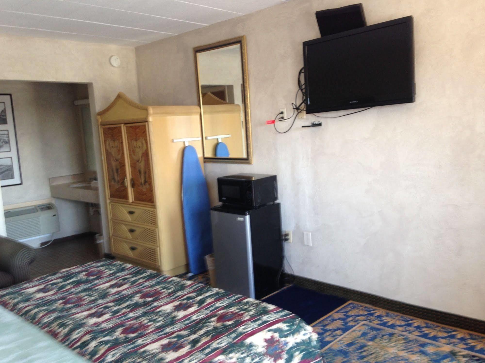 Super 8 By Wyndham Hazleton Motel Exterior photo